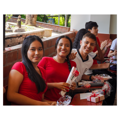 En Bachillerato compartimos detalles y comida en la actividad de "amigo dulce".